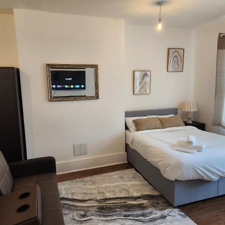 Immaculate 1-Bedroom In Greenhithe Exterior foto