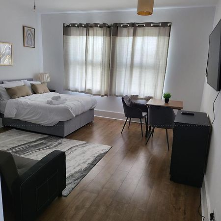 Immaculate 1-Bedroom In Greenhithe Exterior foto