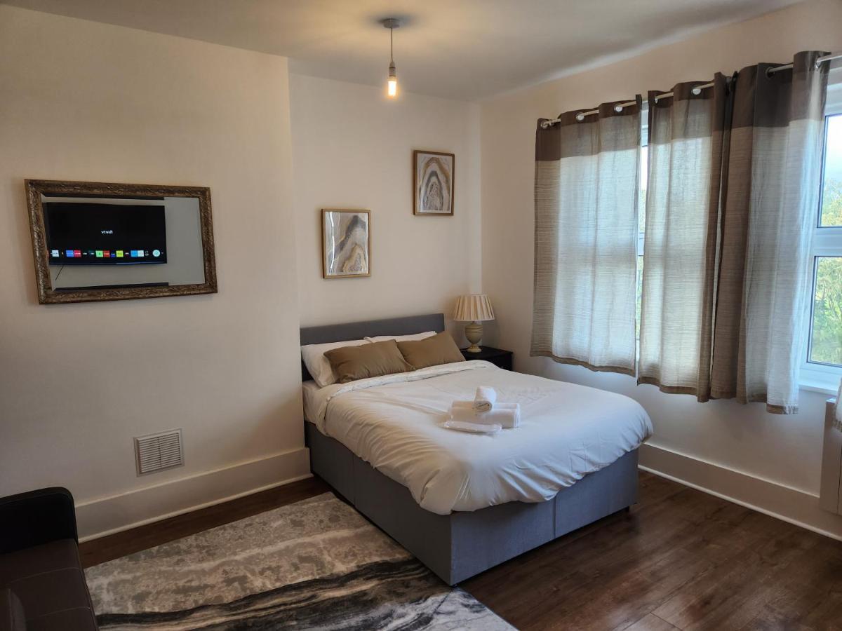Immaculate 1-Bedroom In Greenhithe Exterior foto