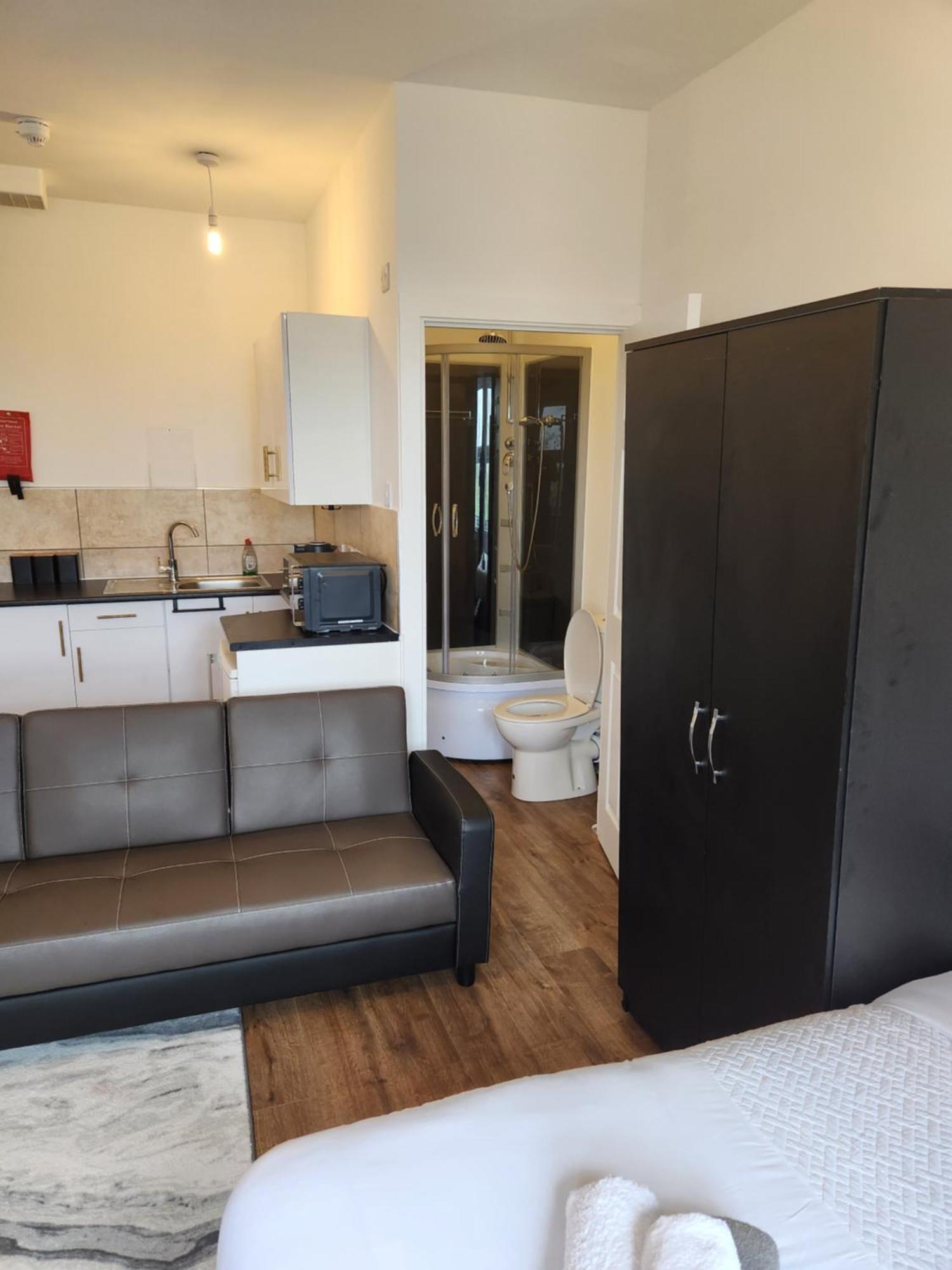 Immaculate 1-Bedroom In Greenhithe Exterior foto